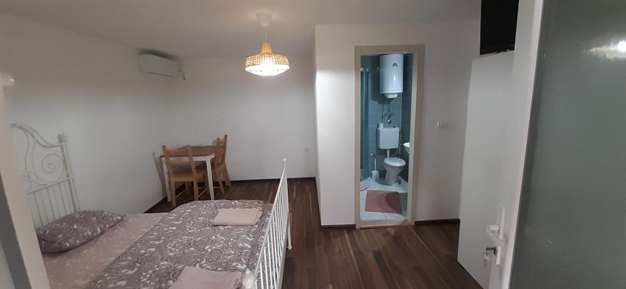 Domacinstvo Cikic Zasavica Guest House Ngoại thất bức ảnh