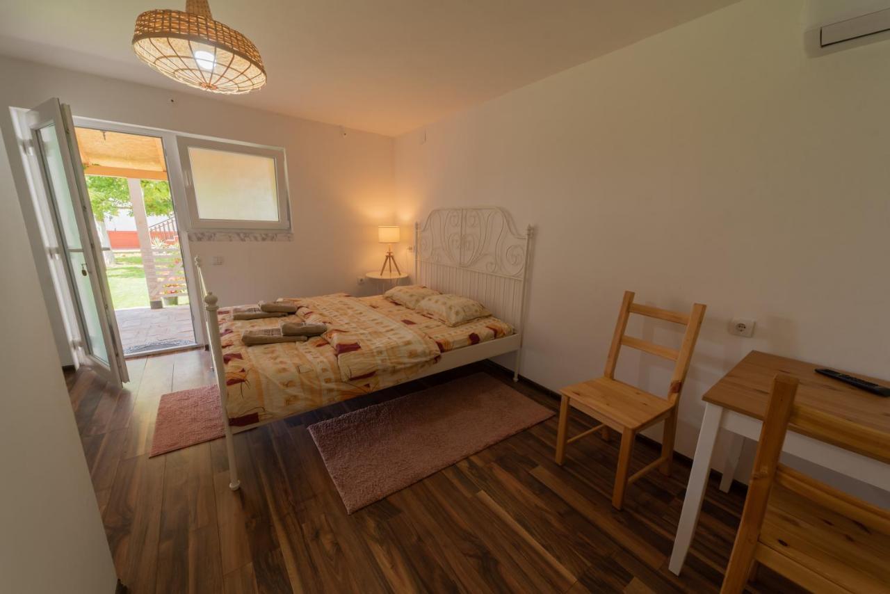 Domacinstvo Cikic Zasavica Guest House Ngoại thất bức ảnh